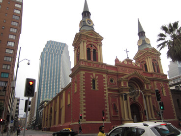 Quizá el problema de Chile no sea el absurdo, sino la facilidad con que termina incorporándolo a la normalidad.  Basílica de la Merced, Santiago, Chile