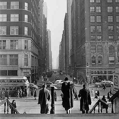 Ida Wyman, Looking East on 41st Street, New York  , 1947, courtesy Stephen Cohen Gallery/ Sous Les Etoiles Gallery