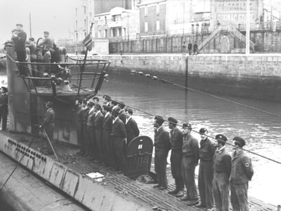 U-Boot tedesco di tipo VII alla base francese di Saint-Nazaire, con l'equipaggio schierato prima della partenza per una missione