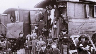 Documentario sullo sterminio dei sinti e dei rom nei campi di concentramento nazisti durante la Seconda Guerra Mondiale