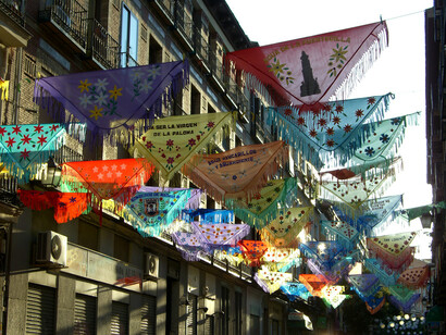 Las calles del barrio madrileño de La Latina se visten de fiesta 