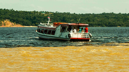 Cerca de Manaos, a pocas millas, el Solimões se une al Río Negro para juntos formar el gran Amazonas sin que sus aguas, debido a las distintas densidades, se mezclen durante kilómetros, como si las dos tremendas corrientes se negaran a perder sus respectivas identidades. Estado de Amazonas, Brasil