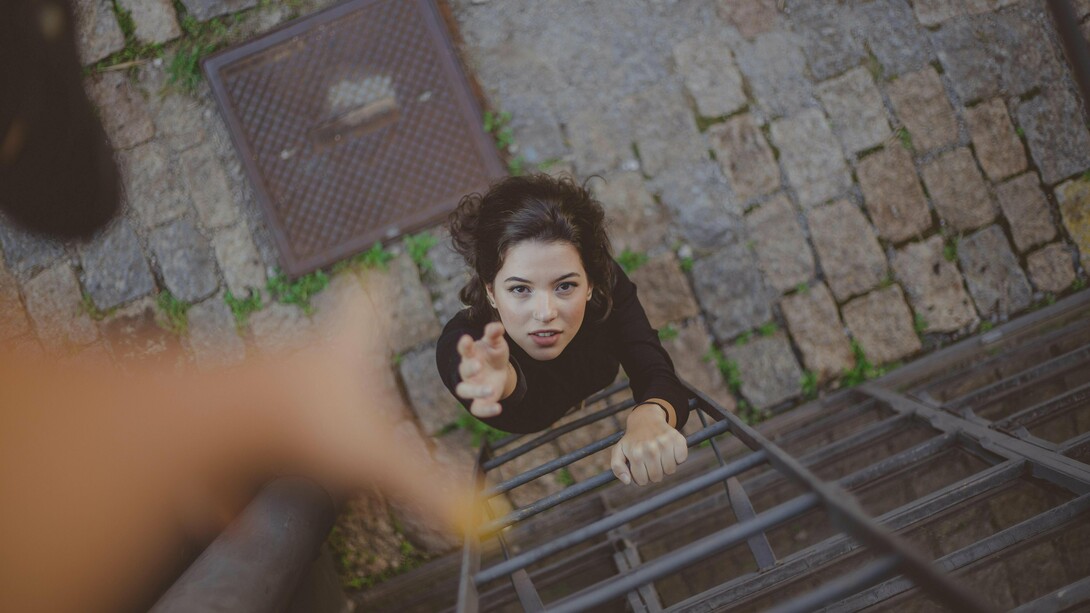 Elle tend la main pour gravir les échelons du succès car elle accepte qu'il est difficile d'y parvenir sans aide