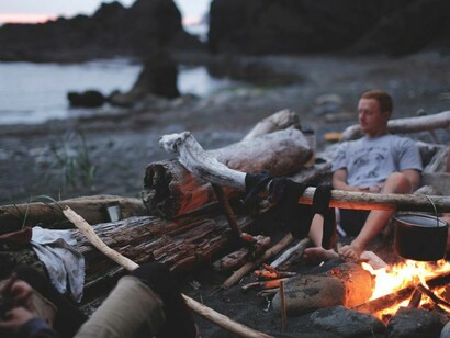Jóvenes daneses disfrutando de su particular hygge
