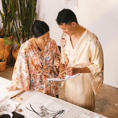 Artistas colaborando durante el proceso de creación. El arte tiene un papel importante en la liberación mental y espiritual, al cuestionar normas sociales y ampliar horizontes