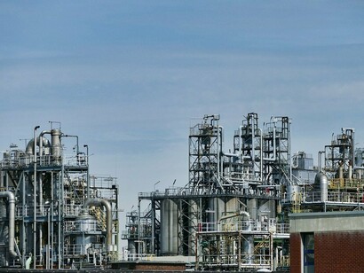 Refinaria de petróleo. Por mais de dez anos os contratos de comércio foram inflacionados por alguns céntimos de dólar, o que também influenciou nos preços internacionais