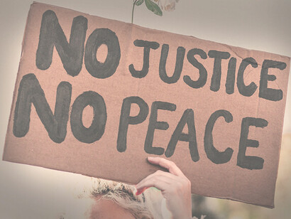 Justicia social. Los valores fundamentales de los movimientos de extrema derecha, como base de la justicia social, son muy cuestionables, porque si las personas necesitan protección, también necesitan ser autónomas y libres, emancipadas