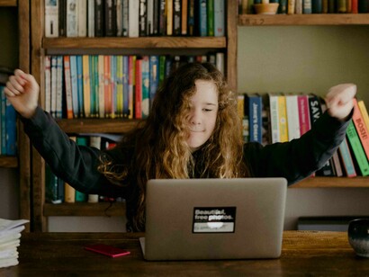 Explore a importância da comunicação respeitosa entre pais e filhos na construção da autoconfiança e motivação para aprender