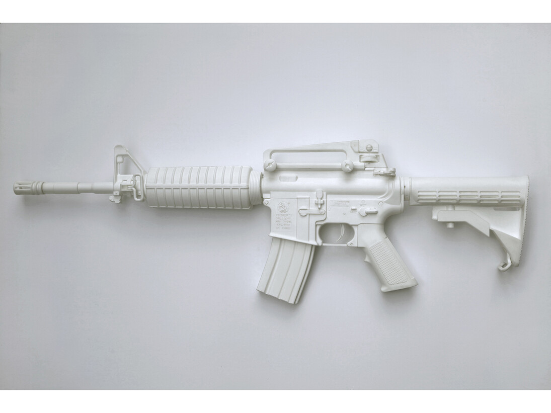 Joanna Rajkowska, M4A1
carbine,
2014,
life-­size
cast,
powdered
analgesic,
polyurethane
resin © Joanna Rajkowska. Courtesy ŻAK | BRANICKA & l’étrangère