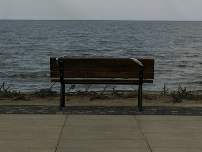 Todos, armados. Todos, mostrando papeles y armando y fumando y algunos, yendo a comprar cervezas y más cervezas. Todos, hermanados en ese instante único y proverbial