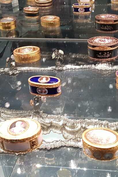 Objetos en exhibición en el museo de arte decorativo Accorsi-Ometto, Torino, Italia