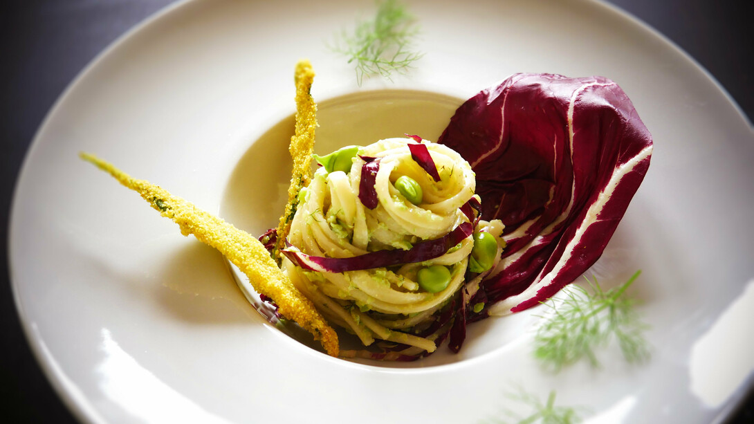 Linguine con radicchio e pesto di fave e finocchietto
