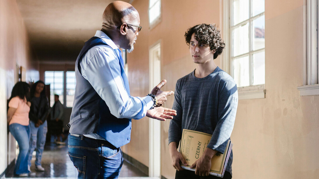 Estudantes enfrentam diversos obstáculos no ensino-aprendizagem, desde problemas emocionais a dificuldades financeiras. É essencial criar um ambiente de aprendizagem motivador e inclusivo, usando metodologias ativas para engajar os alunos