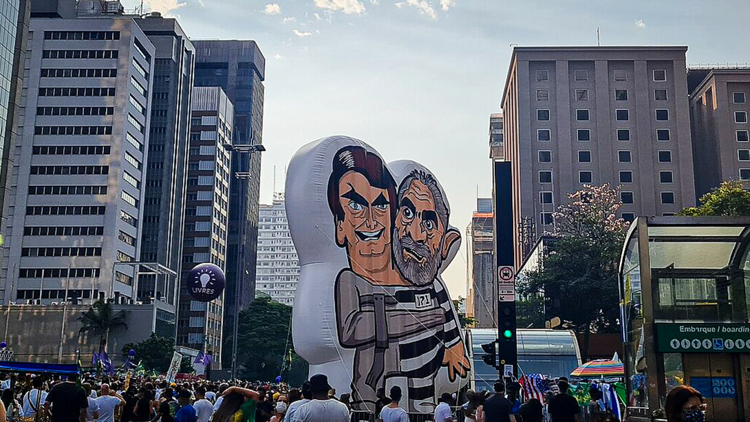 Un pixuleco (muñeco gigante inflable típico de Brasil) de Bolsonaro y Lula durante el movimiento social y político Vem pra Rua (Ven a la Calle)
