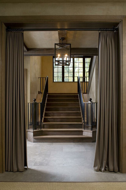 Doorless Entrance. Glenn Gissler Design Foyer, Portiere Curtains, Hanging Curtains, Loft Interior