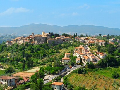 Casaprota è un piccolo borgo della Sabina, noto per il suo centro storico ben conservato e per la quiete dei suoi paesaggi collinari