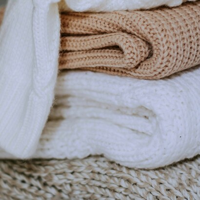 Il fast fashion è un modello produttivo basato sulla produzione rapida e a basso costo di capi d’abbigliamento, pensati per seguire le tendenze del momento