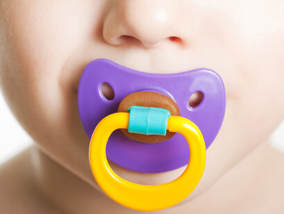 Bebé con chupete