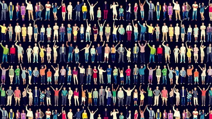 Fila di persone eterogenee: "...tutto è complessità e noi allo stesso tempo siamo complessità e siamo immersi nella complessità"