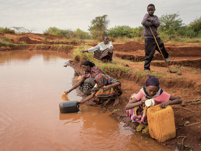 Personas recolectando agua en África