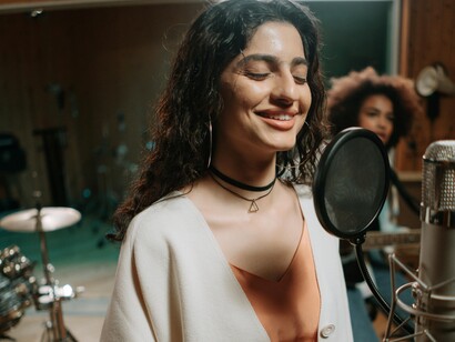 Negli anni Cinquanta, l'R&B iniziò a guadagnare popolarità anche tra il pubblico bianco, ponendo le basi per l'emergere del rock 'n' roll, con artisti come Ray Charles e Fats Domino che guidarono questa transizione