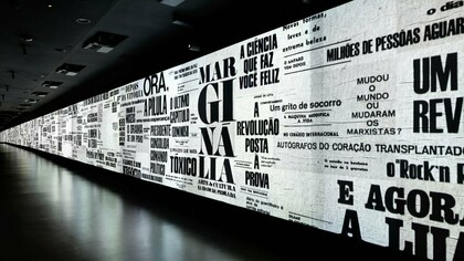 Grande painel expositivo do Museu da Língua Portuguesa apresenta palavras, manchetes e expressões que marcaram diferentes momentos da comunicação escrita em português. A história da ortografia acompanha as transformações da própria língua ao longo dos séculos. Painel expositivo no Museu da Língua Portuguesa, Praça da Luz, São Paulo, SP, Brasil