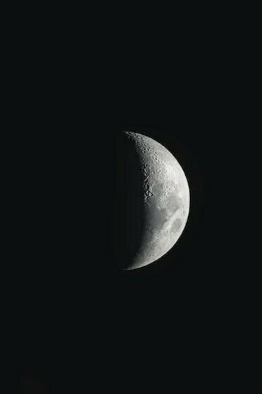 Nel buio è tutto noto, non esistono sorprese, soltanto la luce può sgridare la notte