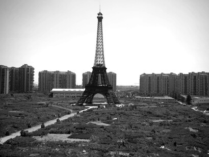 Descampado em torno da réplica da Torre Eiffel