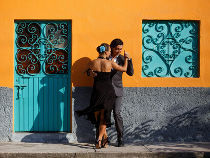 Bailarinos de tango dançam na rua do bairro La Boca, em Buenos Aires, Argentina