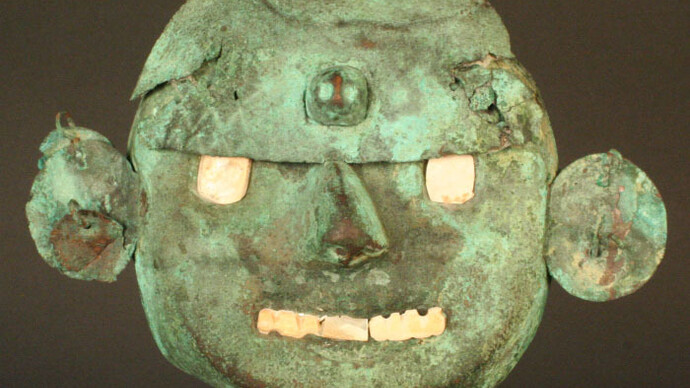 Máscara antropomorfa.
Materiales: Metal
Tardío 0 - 500 d.C. Estilo Vicus/Moche.
Medidas: 185 mm de alto x 109 mm de ancho