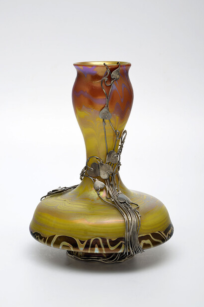 Glasfabrik Joh. Loetz, Vase mit zinnfassung, 1898–1907. Mit freundlicher Genehmigung des Museums für Kunst und Gewerbe Hamburg
