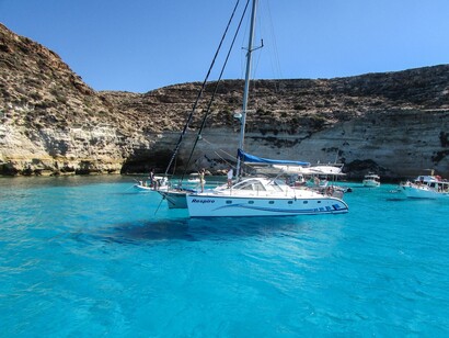 Il mare caraibico e le numerose cale e calette di Lampedusa raggiungibili solo via mare