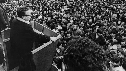 Salvador Allende dando un discurso ante simpatizantes durante una concentración de la Unidad Popular, Santiago, Chile