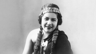 Rayén Quitral, fue una soprano chilena de origen mapuche-picunche. Internacionalmente conocida por su interpretación de la Reina de la Noche en la ópera 'La flauta mágica'