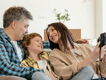 O que trai a própria essência da vida é o ato de não saber viver construindo diferenças a partir do quanto você pode enriquecer uma tratativa. Se o saber for mal usado ou usado de forma periférica, ele se vinga humilhando quem o subestimou, mesmo que de forma sutil. Parece estranho dar vida ao saber dessa forma descrita, mas é assim mesmo que diferenciamos o sábio do não sábio

