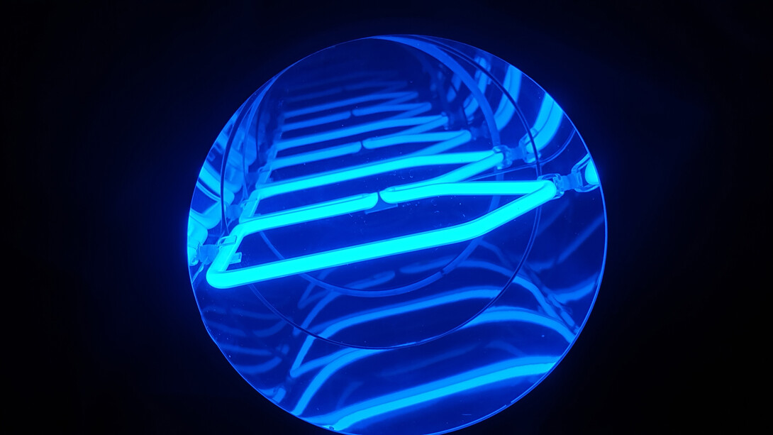 Paolo Scirpa, Vibrazione di luce, La XXI ora, 2019, installazione, alluminio, neon e specchi, cm 22x26