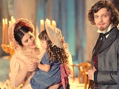 Escobar e sua esposa Sancha e sua filha, em cena da minissérie