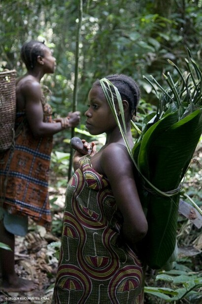 Una donna a caccia nella foresta