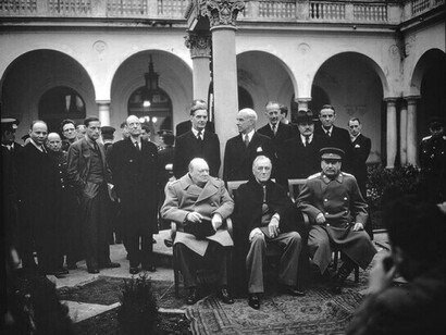 Los "Tres Grandes" —el presidente estadounidense Franklin D. Roosevelt, el primer ministro británico Winston Churchill y el primer ministro soviético Joseph Stalin— en la Conferencia de Yalta, celebrada en febrero de 1945