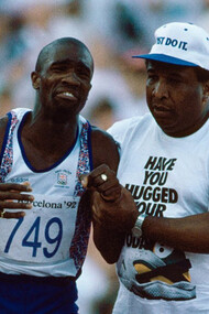 Derek Redmond recorre con su padre los últimos metros de la semifinal de los 400 metros lisos en Barcelona 92