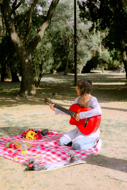 La conexión con la música surge como un llamado ineludible hacia la creatividad y la expresión personal