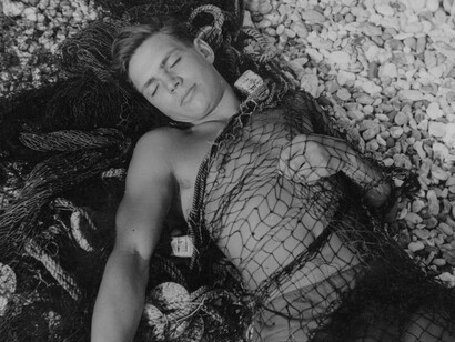 Keith Vaughan, Boy in Fishing Net, 1939 © the estate of Keith Vaughan, Courtesy of Austin / Desmond Fine Art