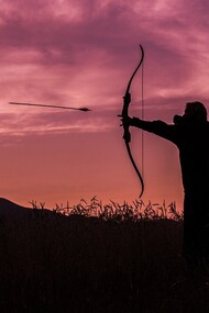 Arciere. Dunque, come deve essere usato l’Arco e le sue frecce? Centrare il bersaglio è come il segreto del canto, che apre il cuore di chi ascolta! 
