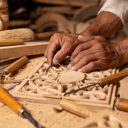 L’età moderna, soprattutto con la Rivoluzione industriale, accentua la separazione: la tecnica diventa produzione seriale, mentre l’arte rivendica unicità e originalità