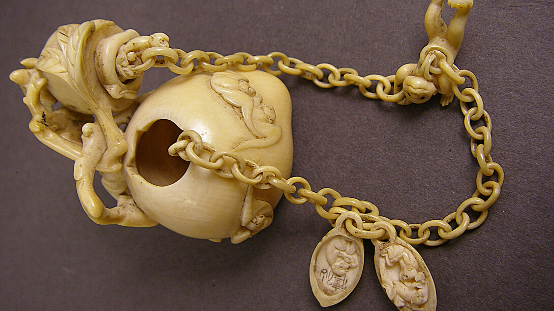 Carved ornament 892/1095 Qing dynasty, Qianlong reign period H 3.6 cm, W 3 cm