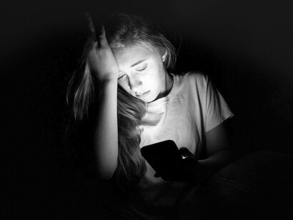 Adolescente agobiada por el contenido de sus redes virtuales. El 93% de los adolescentes presentó uno o más factores de adicción a las RV, mientras que solamente el 7% no presentó ninguno