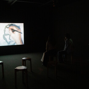 Sala de vídeo: Oscar Muñoz, vista da exposição. Cortesia do MASP