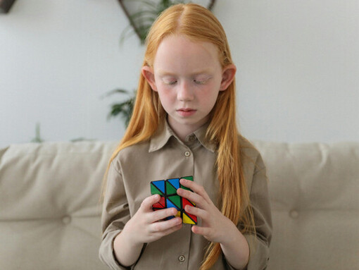 Entenda a relação entre percepção de si mesmo e sucesso escolar neste estudo, que analisa como estudantes se veem em relação à inteligência e aprendizado