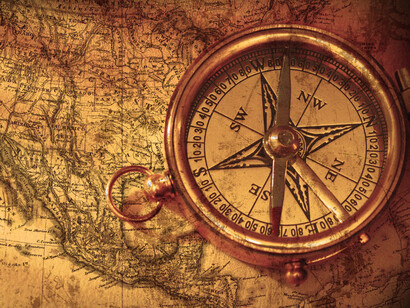 Brújula y mapa antiguos: ¿quieres iniciar ese extraordinario camino de transformación que te llevará allí donde verdaderamente quieres estar?