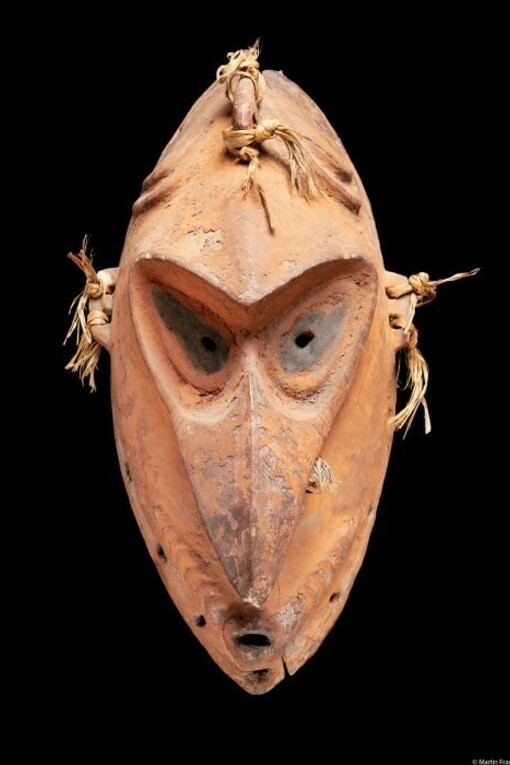 Maske mit hervortretender Nase, Holz, Fasern, schwarze Pigmente, roter Ocker, 55 × 19,5 × 26 cm, Watam-Sprachgruppe, Dorf Watam, Gesammelt 1900 durch Lan a Goan von der Neuguinea-Kompagnie, Berlin, Ethnologisches Museum, Inv. VI 21428, © Staatliche Museen zu Berlin – Preußischer Kulturbesitz, Ethnologisches Museum, Foto: Martin Franken